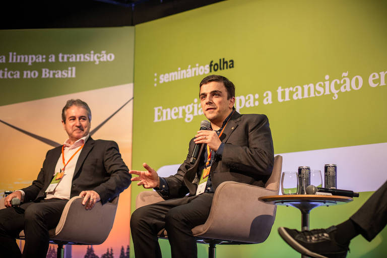 Deputado Aliel Machado (dir.) durante debate sobre transição energética no Brasil no auditório da Folha