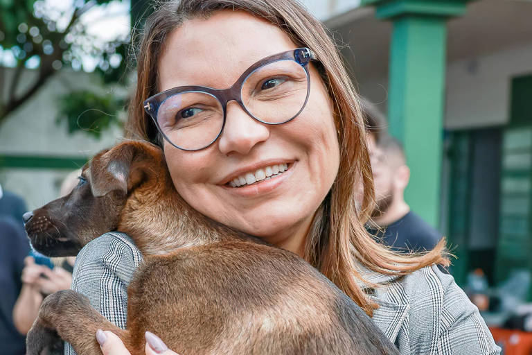 Janja adota cadela resgatada em tragédia no RS