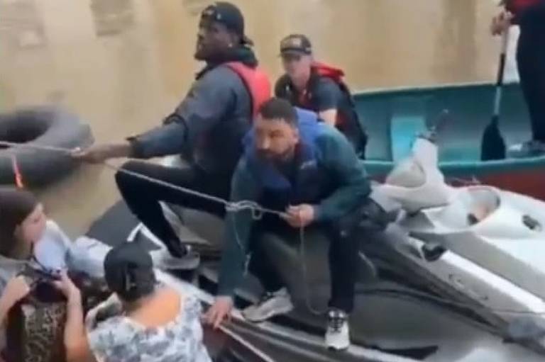 Goleiro do Grêmio ajuda a resgatar vítimas de enchente com corda e jet ski
