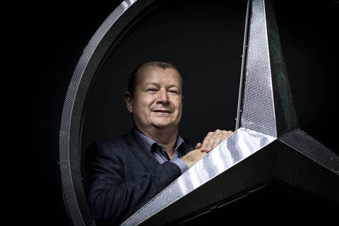 SÃO PAULO, SP, BRASIL, 04-04-2024: Retrato do  presidente da Mercedes-Benz Cars & Vans no Brasil, que fala sobre carros elétricos e a combustão, fechamento de fábricas no país, expectativas sobre o mercado nacional e posicionamento da Ameríca do Sul dentro dos planos globais da montadora. (Foto: Bruno Santos/ Folhapress) *** FSP-MERCADO*** EXCLUSIVO FOLHA***
