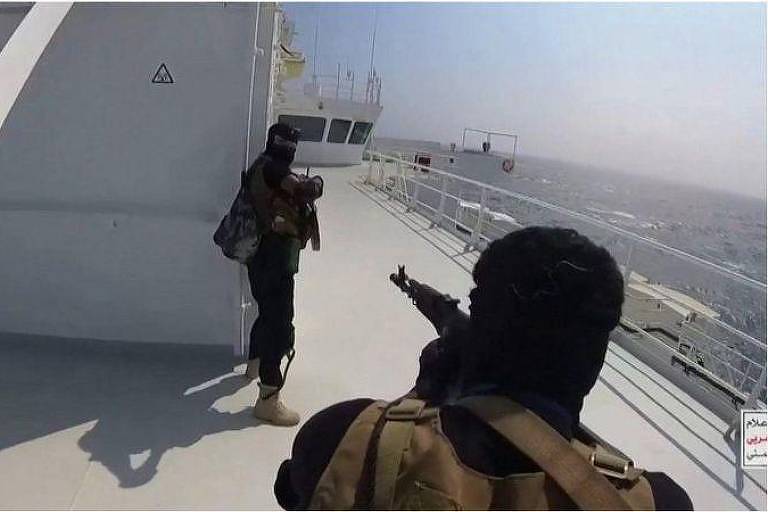 Os houthis divulgaram imagens mostrando seus combatentes sequestrando um navio no Mar Vermelho em 21 de novembro