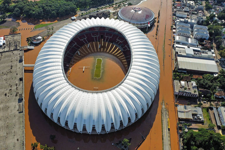 Estádio Beira-Rio, em Porto Alegre, está alagado após enchentes no Rio Grande do Sul