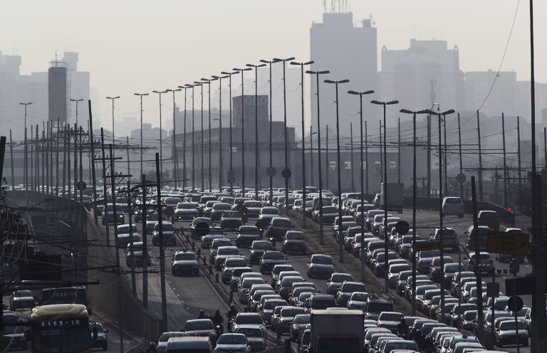 Proposta inclui veículos, embarcações e aeronaves emissores de poluentes. Automóveis leves "sustentáveis" terão alíquota zero, de acordo com critérios a serem definidos em lei ordinária, como eficiência energética, reciclabilidade de materiais etc.