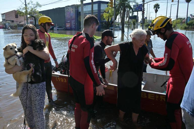 Não sobrou nada, diz ilhada resgatada no Rio Grande do Sul
