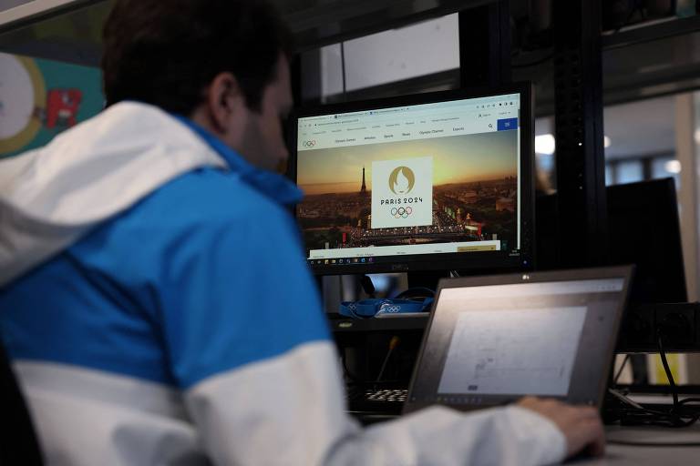 Funcionário da multinacional europeia da tecnologia da informação Atos, no centro de segurança cibernética da empresa para os Jogos Olímpicos de 2024, em Madri