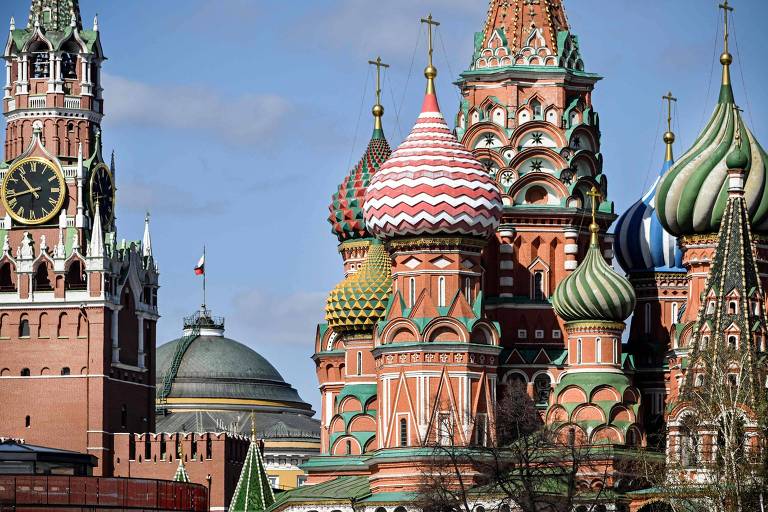 Parte do Kremlin e a catedral de São Basílio no centro de Moscou, na Rússia