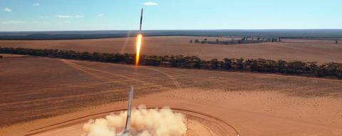 Foguete de 12 metros de comprimento movido a oxigênio líquido e parafina decolou do sul da Austrália em primeiro teste
