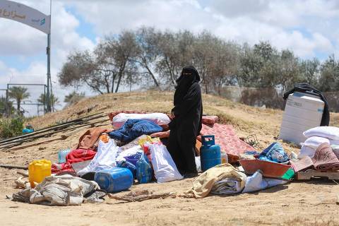 TOPSHOT - Displaced Palestinians who left with their belongings from Rafah in the southern Gaza Strip following an evacuation order by the Israeli army, unload their belongings to set up shelter in Khan Yunis on May 6, 2024, amid the ongoing conflict between Israel and the Palestinian Hamas movement. (Photo by AFP)