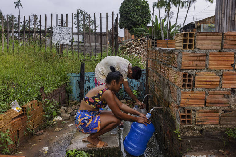 Sem água encanada, moradores de cidade colada a Belém recorrem a poços, bicas e lata na cabeça
