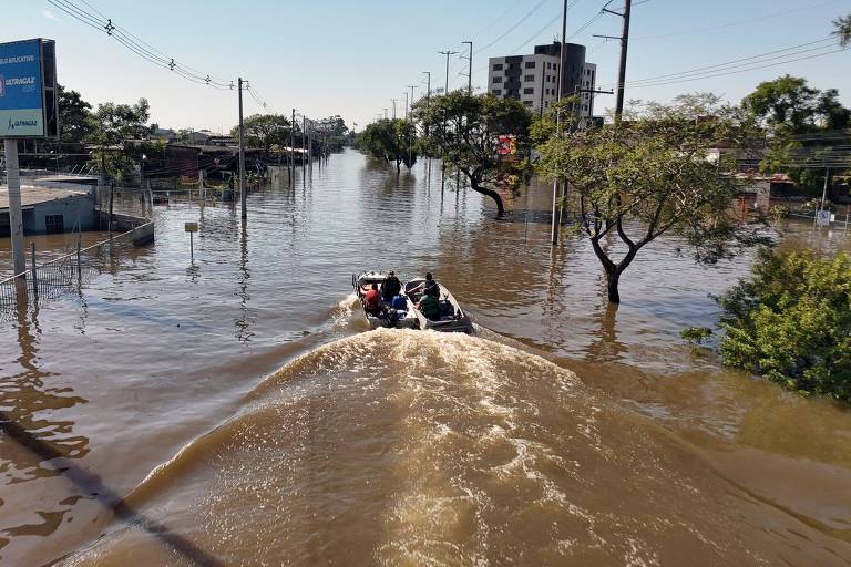 imagem aérea de barco em rua inundada que virou rio