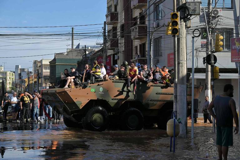 Porto Alegre esvazia bairros após falha em sistema de escoamento; número de desabrigados dobra no RS