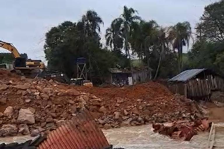 Casas destruídas pelas chuvas