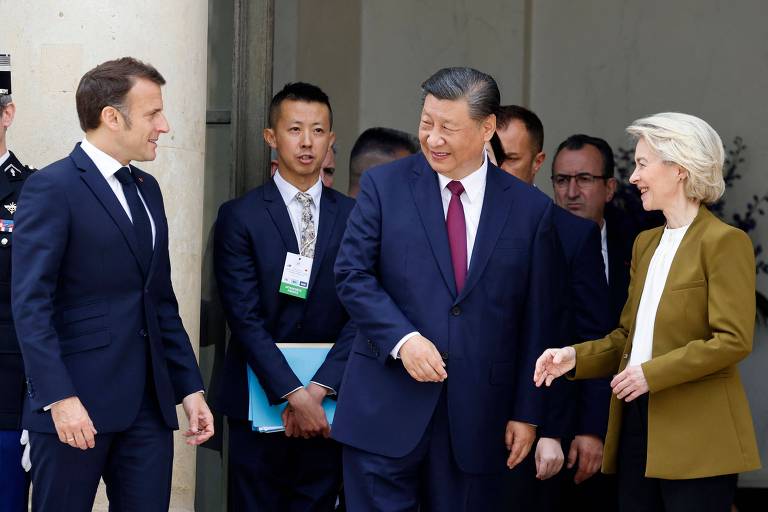 O presidente da França, Emmanuel Macron, junto com o líder chinês, Xi Jinping, e a presidente da Comissão Europeia, Urusla von der Leyen, em Paris