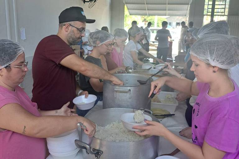 Voluntários abrem cozinhas, abrigam famílias e atuam em 'operação de guerra' no RS