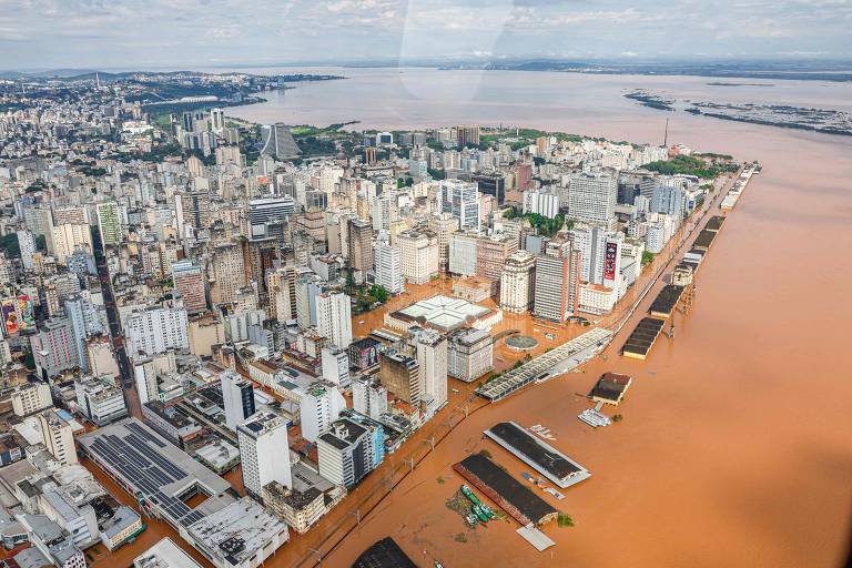 Imagem aérea da cidade de Porto Alegre feita do avião do presidente Lula, que sobrevoou a região no domingo (5) para avaliar os estragos da tragédia que assola o Rio Grande do Sul