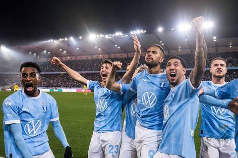 Jogadores do Malmö comemoram a conquista do título de 2023