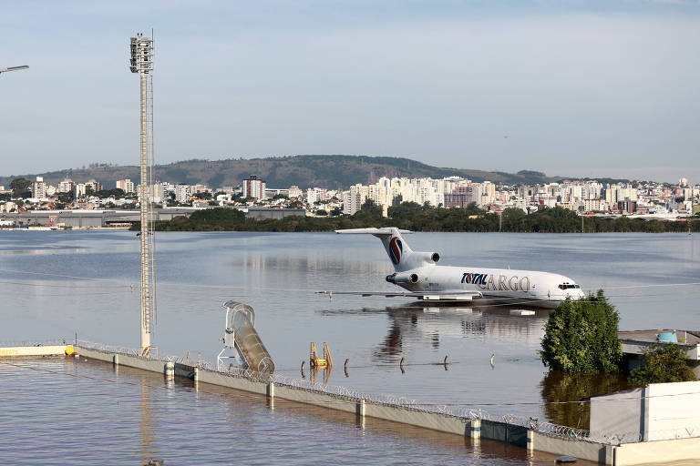 Não há previsão para reabertura do aeroporto de Porto Alegre; companhias suspendem voos até dia 30