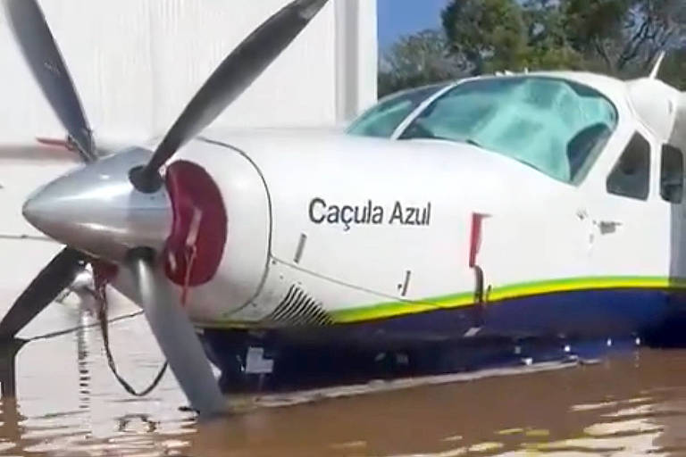 Avião da Azul e jatinhos ficam no meio de inundação em aeroporto em Porto Alegre