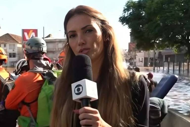 Mulher branca com microfone da Globo