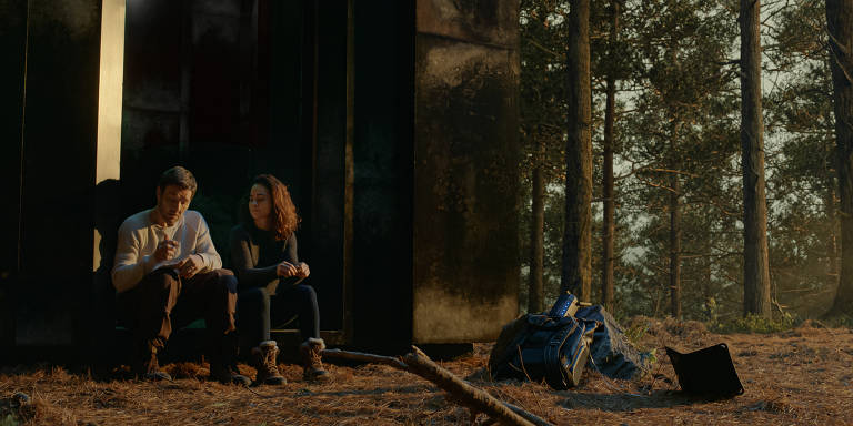 Joel Edgerton e Alice Braga em cena da série "Matéria Escura", do Apple TV+
