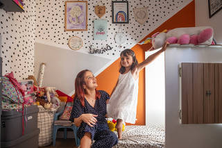 Maternidade x Medo da morte: Retrato da mae Amanda Cylke,31  (Analista de Comunicacao) com a filha Lorena,4, na cama da filha no apartamento da familia no Jabaquara