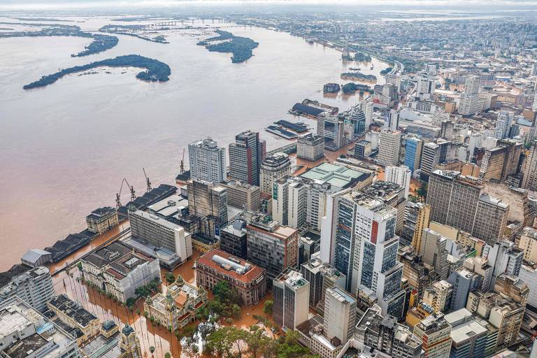 Imagem aérea de Porto Alegre embaixo d'água após o lago Guaíba chegar ao nível recorde e invadir as ruas do entorno