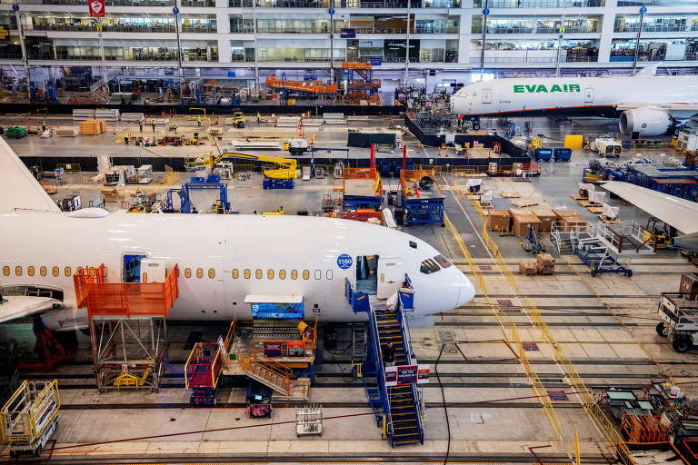 Imagem mostra aviões sendo montados dentro de prédio da Boeing