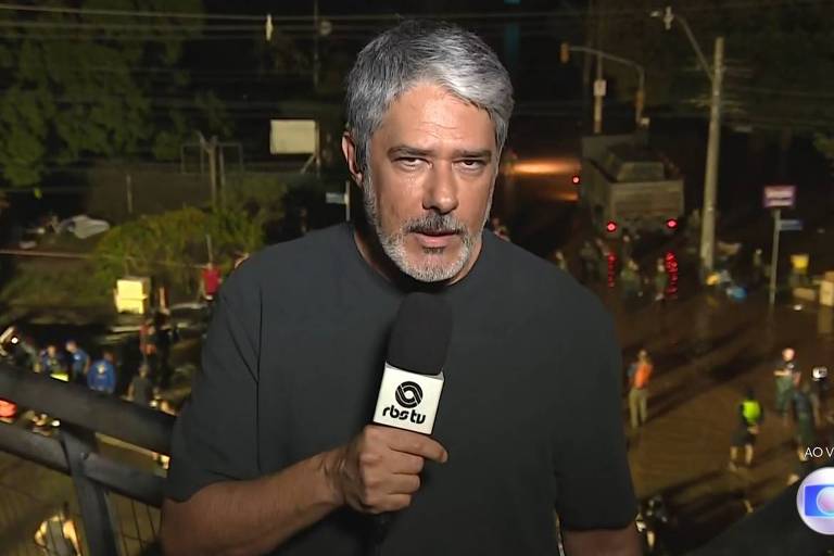 William Bonner apresenta o Jornal Nacional em Porto Alegre e se emociona ao falar de tragédia
