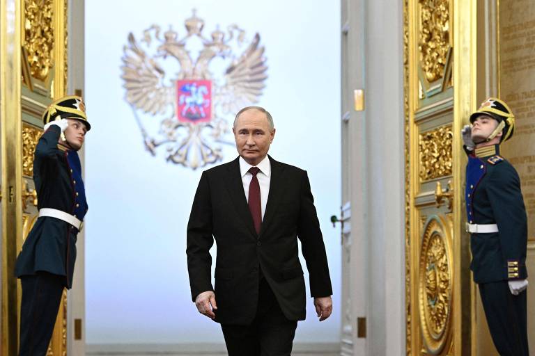 Putin chega ao Salão de Santo André, no Kremlin, para tomar posse pela quinta vez