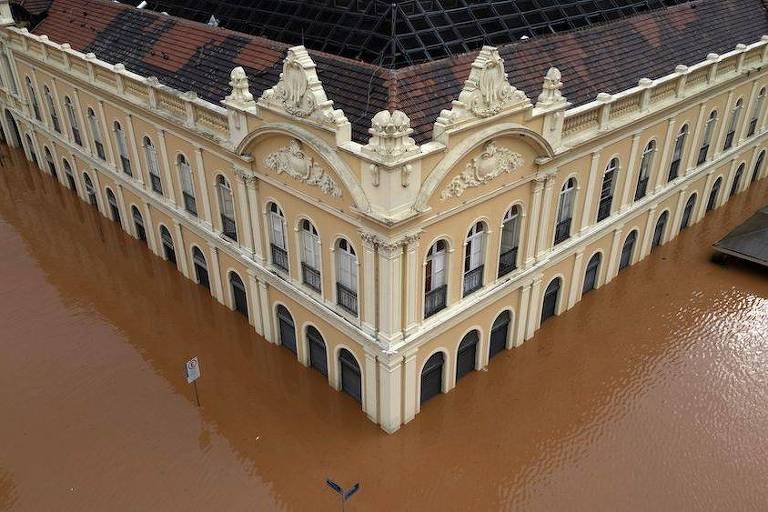 Mercado Público de Porto Alegre ficou inundado no piso térreo. Imagem de domingo (5)