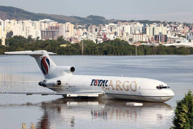Avião de carga parado em pista inundada no aeroporto Salgado Filho, em Porto Alegre, na segunda-feira (6)

