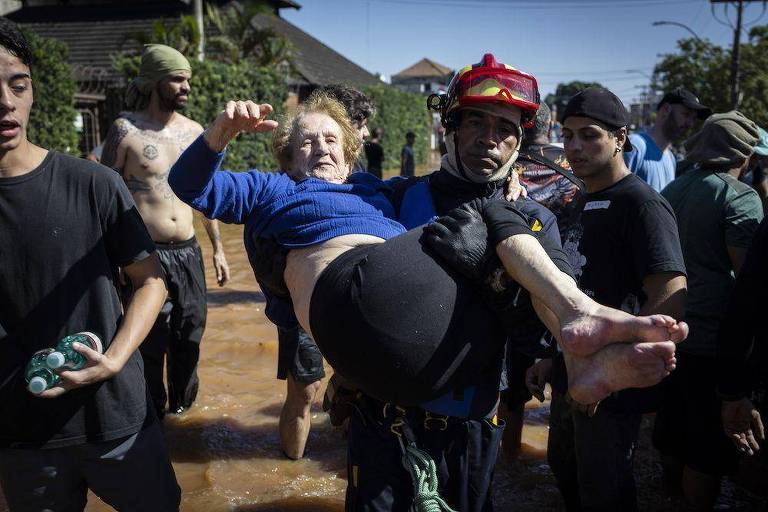 Mulher é resgatada no bairro Farrapos, em Porto Alegre