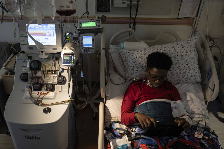 Menino de 12 anos em hospital recebendo tratamento em célula tronco
