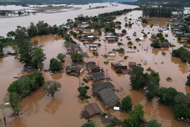 Vista aérea de área inundada perto do rio Taquari, na cidade de Encantado, no Rio Grande do Sul.
