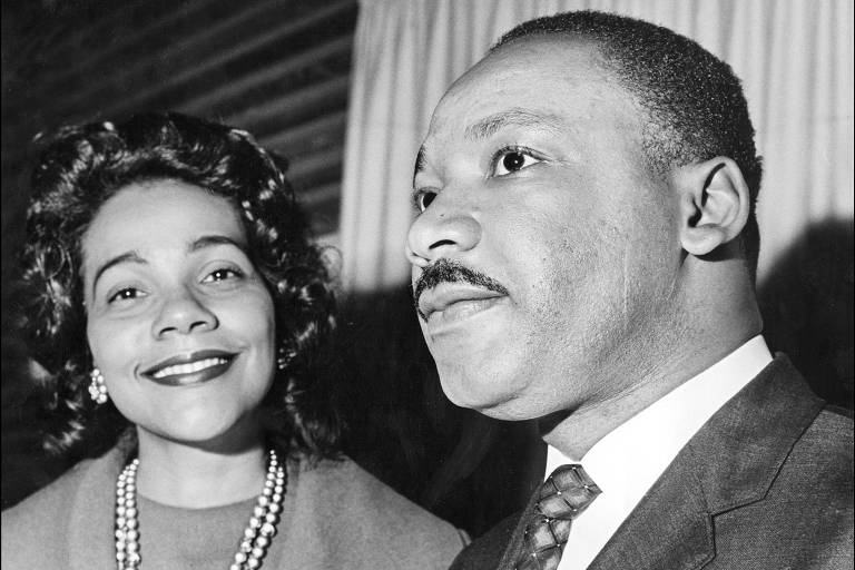 O ativista Martin Luther King ao lado da mulher, Coretta, em imagem de 1964