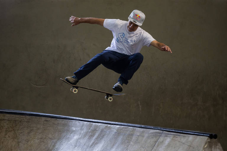 Sandro Dias, o Mineirinho, faz manobra na pista de skate do instituto social que leva seu nome, em Santo André 