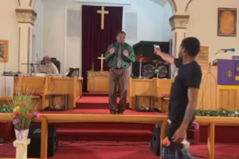 Homem é preso após tentar matar pastor em culto ao vivo nos EUA; veja vídeo