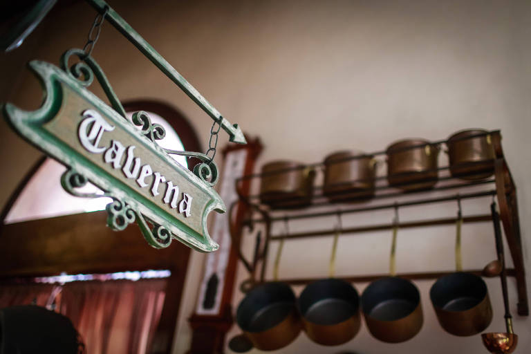 O Restaurante Gambrinus é considerado o estabelecimento mais antigo do Rio Grande do Sul, com 130 anos em funcionamento. Localizada no Mercado Público da cidade, a casa oferece tradicional culinária portuguesa