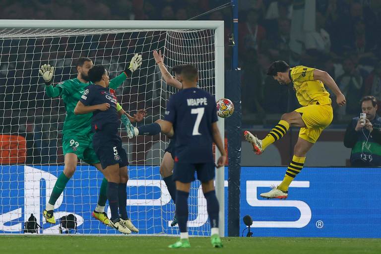 Hummels marca o gol do Borussia Dortmund sob os olhares de Mbappé