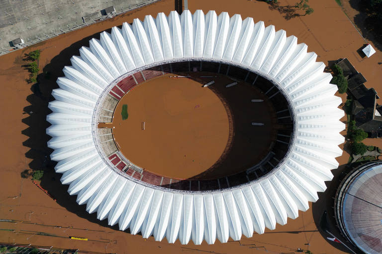 Uma visão de drone do estádio Beira-Rio inundado por dentro e por fora.