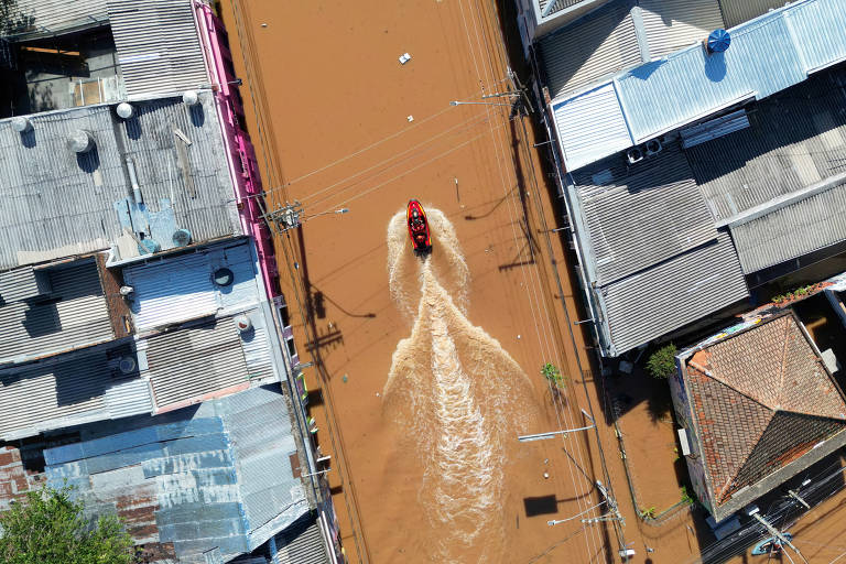 Barco de resgate em área alagada em Porto Alegre 