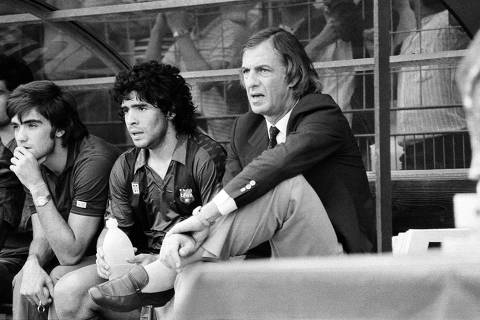 (FILES) FC Barcelona's Diego Maradona (C) his trainer Cesar Luis Menotti (R) and FC Girondins de Bordeaux Alain Giresse are seen during International football tournament in Bordeaux on August 28, 1983. Argentine former football player Cesar Menotti, Argentina's 1978 World Cup winning coach, died at 85, announced the Argentine Football Association on May 5, 2024. (Photo by René JEAN / AFP)
