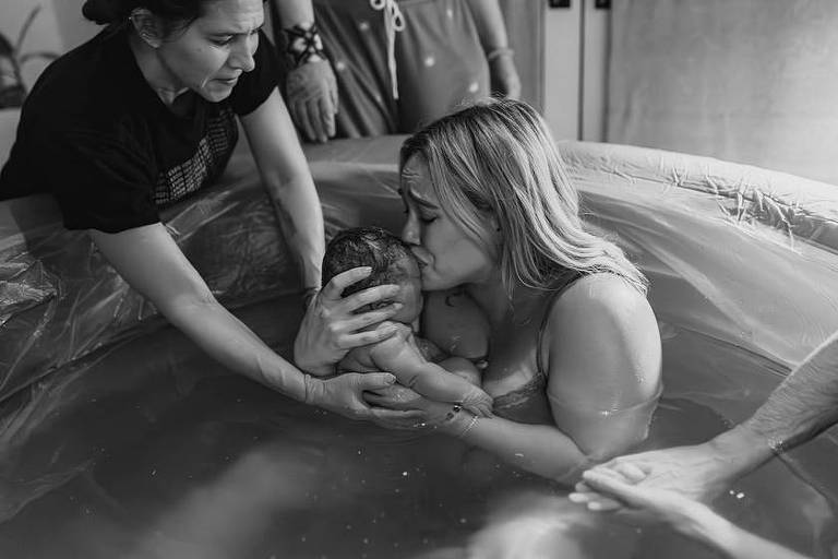Hilary Duff compartilha fotos do parto na banheira