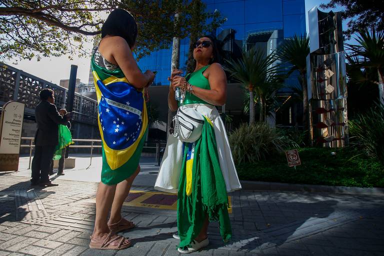 Apoiadoras do Jair Bolsonaro com bandeiras do Brasil na frente do Hospital Vila Nova Star em São Paulo.