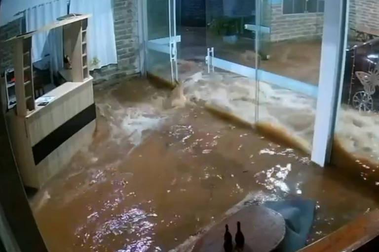 Hotel é inundado e carros ficam revirados após enchentes no interior do RS