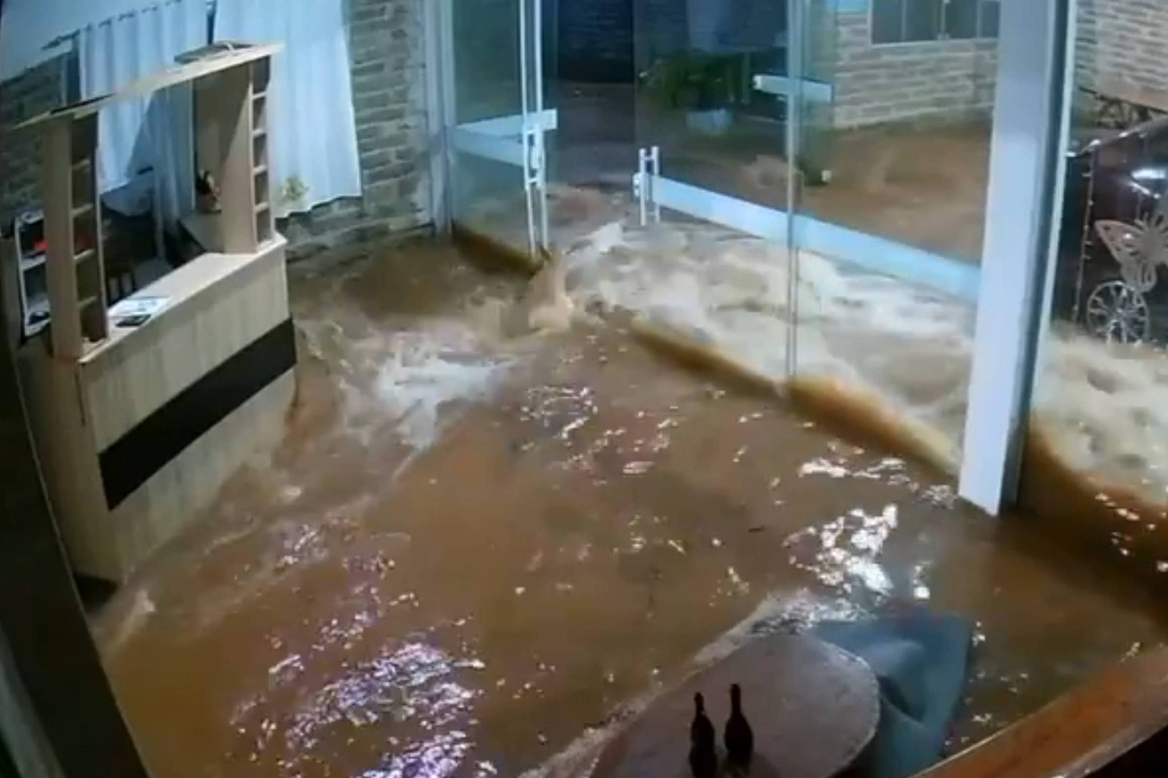 Hotel é inundado e carros ficam revirados após enchentes no interior de RS