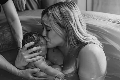 Hilary Duff compartilha fotos do parto na banheira