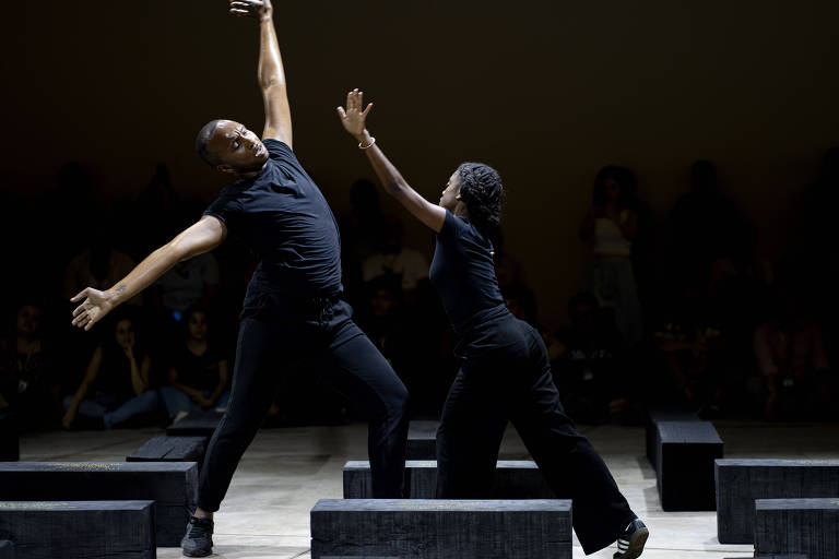 Dançarinos na performance 'O Barco', que Grada Kilomba apresenta no Instituto Inhotim, em Brumadinho (MG)