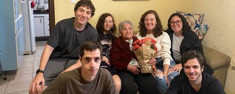 SÃO PAULO (SP) - 6.5.24 - Maria Dominelli Campanerut ao lado de seus netos; italiana morreu no último dia 27 de abril, aos 93 anos, em São Paulo
