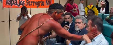 Indígenas kumaruaras fazem protesto contra Ferrogrão passando urucum em convidados de evento em Santarém (PA) - (Foto: Conselho Indígena do Território Kumaruara) DIREITOS RESERVADOS. NÃO PUBLICAR SEM AUTORIZAÇÃO DO DETENTOR DOS DIREITOS AUTORAIS E DE IMAGEM